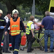 Motorkář dnes ráno na přechodu srazil školáka a z místa ujel