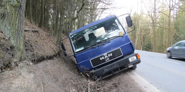 Silnice byla náklaďáku MAN úzká, nelze se divit, řidič měl skoro 4 promile!