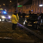 22:00 Další vozidlo v kolejišti, další hodinu a půl stály tramvaje