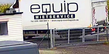Řidič poškodil bránu letiště a z místa ujel