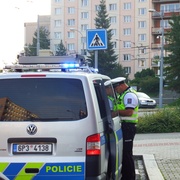 Čtrnáctiletou dívku srazilo auto