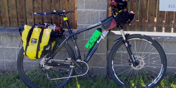 Okradený cyklista prosí o pomoc