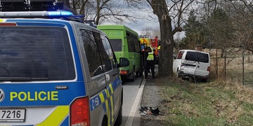 Při střetu dodávky s minibusem byla zraněna mladá žena