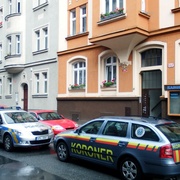 Cizinec zemřel po pádu z okna