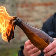 Útok zápalnou lahví na dům, kde se nacházela rodina s dítětem - nové informace