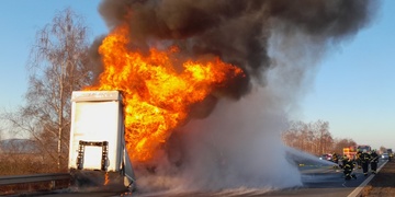 Požár kamionu na dálnici D5