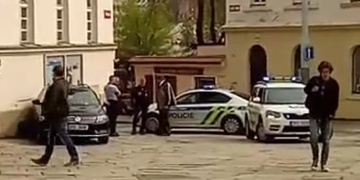 V centru Plzně havarovalo auto bez řidiče