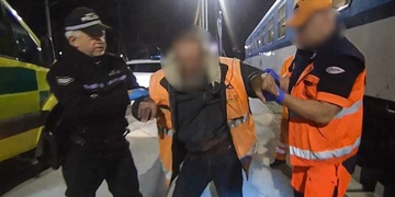 Muž vypadl z vlaku, naštěstí ale stojícího