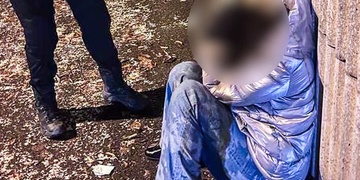 Dívka seděla nedaleko hřbitova a vzlykala