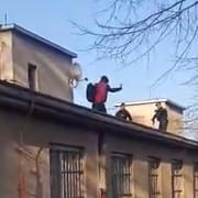 Pro pachatele si policisté museli dojít na střechu nemocnice