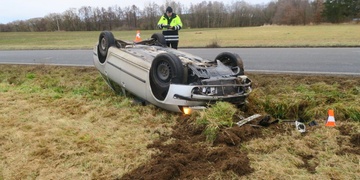 Řidička se s autem převrátila na střechu