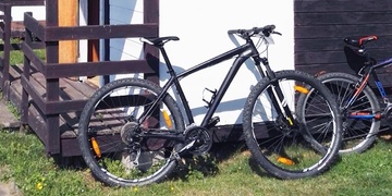 Zloděj přeštípl řetěz a odcizil dvě horská kola