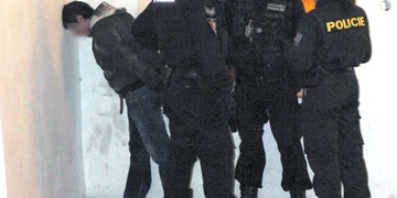 Zbil strážného, vyhrožoval ženě, napadl strážníka