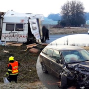Střet osobního vozu s obytným autem