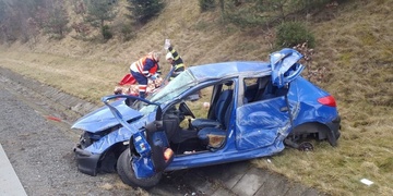 Hasiči vyprostili z vraku dvě osoby, pro ženu musela přiletět helikoptéra