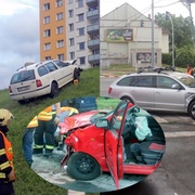 Jedno auto bouralo lešení, druhé obsadilo kopec
