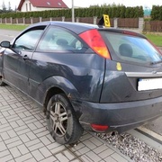 Havarované auto nechali stát na místě a utekli