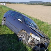 Řidič smetl protijedoucí auto