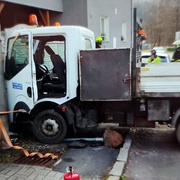 Nákladní vůz vyjel ze silnice a narazil do betonové zdi