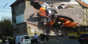 Na Klatovské srazil starší řidič sedmnáctiletého motorkáře