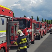 Požár haly spustil evakuaci zaměstnanců