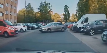 Kuriózním parkováním na sebe muž bez řidičáku sám upozornil