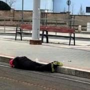Muž se rozhodl zemřít pod koly tramvaje