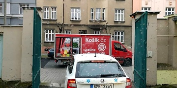 Řidič zablokoval vjezd do nemocnice