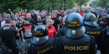 Rozlícení fanoušci chtěli za hráči Viktorky do šaten