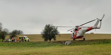 Čelní srážka vozů u Domažlic - na místo letěl vrtulník LZS