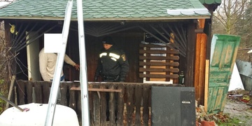 Bezdomovci spali v opuštěné chatě i s malými dětmi