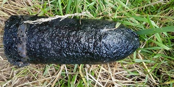 Dělostřelecký granát našli na zahradě, minu u zámku