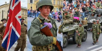 Konvoj po Klatovské, vojenské kempy i setkání s veterány