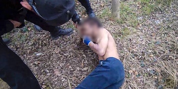 Polonahý muž se na zemi svíjel v bolestech