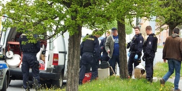 V Plzni zadrželi obchodníka se zbraněmi: „Potřebuješ bouchačku? Na burze ji seženeš!“