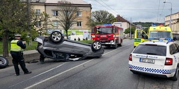Známý zápasník a boxer ujížděl před policií, naboural do vozu s rodinou a poté se se svým autem převrátil