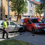Auto bylo nárazem odhozeno na lampu