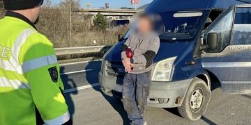 Mobil v ruce, zákaz řízení a 70 tisíc za nezaplacené pokuty k tomu