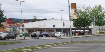 Nepozorný řidič na parkovišti nacouval do ženy