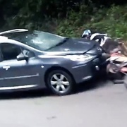 Opilý motorkář vážně zraněn při střetu s autem