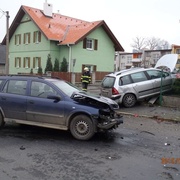 Auta na zahradě, ve vodní nádrži a dokonce i plamenech