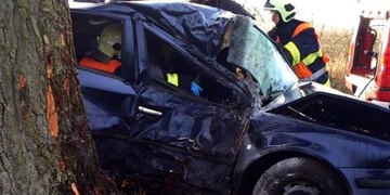 U Ctiboře vyletěla Škoda Octavia ze silnice a narazila do stromu