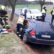 Vozidlo se dvěma seniory havarovalo