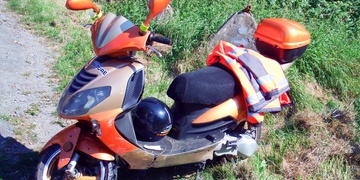 Na skůtru narazil do svodidel