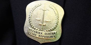 Muž napadl a okradl prodavačku
