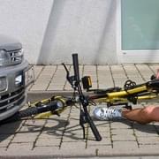 Opilý cyklista zaútočil na auto a pak ho ještě pronásledoval