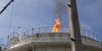 Aktualizujeme: Požár v skladů paliv Čepro hasiči zvládli - gratulujeme!