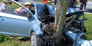 Vážná dopravní nehoda - vozidlo čelně narazilo do stromu