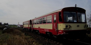 Střet osobního vozidla a vlaku uzavřel provoz na železnici