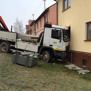 Dnes ráno havaroval v Černošíně nákladní vůz